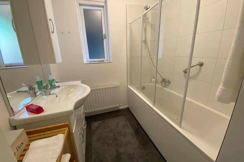 Traumhaftes Geraeumiges Ferienhaus In Meernaehe Броунисе Екстериор снимка