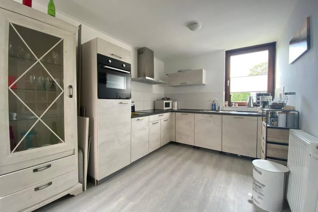 Traumhaftes Geraeumiges Ferienhaus In Meernaehe Броунисе Екстериор снимка